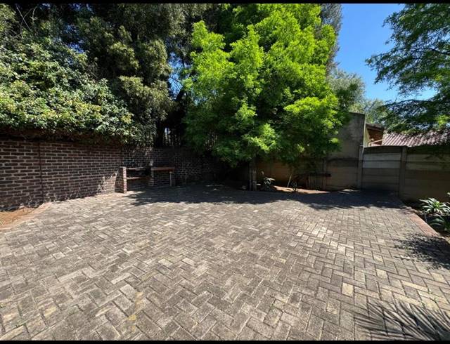 4 BEDROOM HOUSE FOR SALE IN VAN RIEBEECK PARK